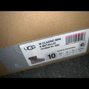 WOMENS UGGS SIZE 10 BRAND NEW NEVER WORN.